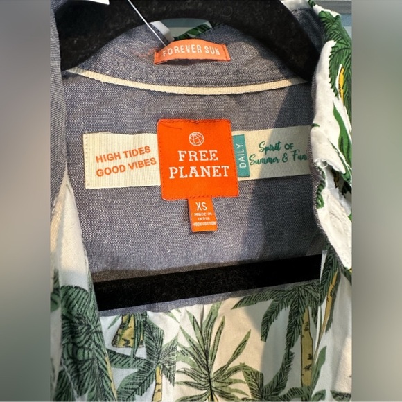 Free Planet Printed Poplin Short Sleeve Button Up Shirt in Tropical Palms Print - Picture 9 of 9